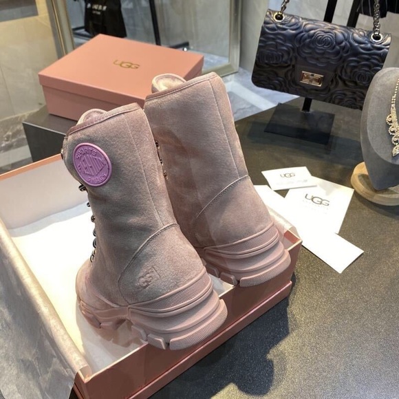 UGG BOOTS - Picture 4 of 8